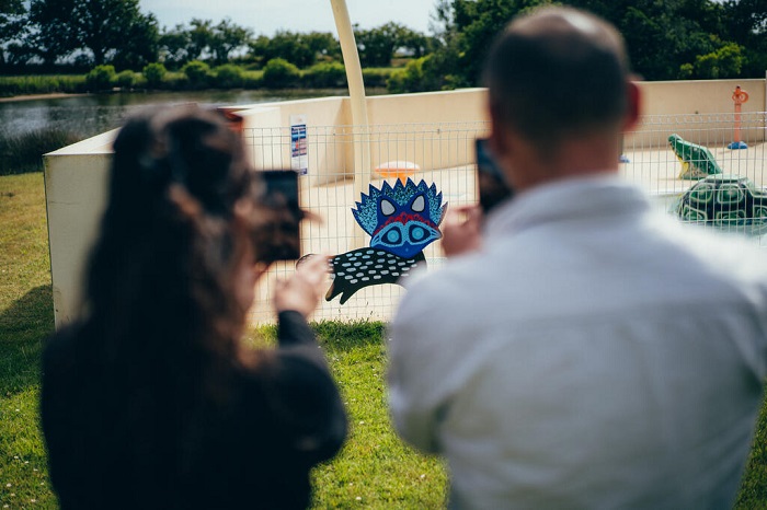 Cet été, sept villages vacances proposent un jeu de piste en réalité augmentée installé par Julie Stephen Chheng, artiste designeuse, où se mêlent arts numériques, réel et imaginaire.