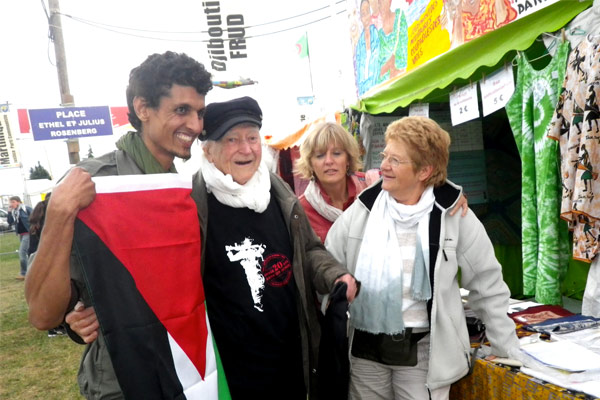 René Vautier à la Fête de l'Humanité en 2012 avec Michèle Decaster à droite et un jeune résistant Sahraoui réfugié en France©AFASPA/ccas
