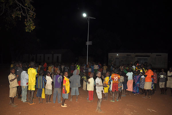Sur la place du village, éclairée depuis fin décembre par un lampadaire installé par Electriciens sans frontières et ABS ONG©KaderSabi/ccas