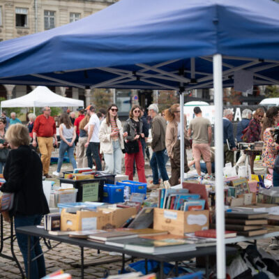 Outre le Salon du livre du 1er Mai, l'association Colères du présent organise de nombreuses actions toute l’année, notamment un Cabaret de nombreuses colères en novembre.