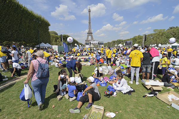 Pique-nique sur le Champs-de-Mars à l'occasion de la Journée mondiale des oubliés des vacances ©D.Delaine/ccas