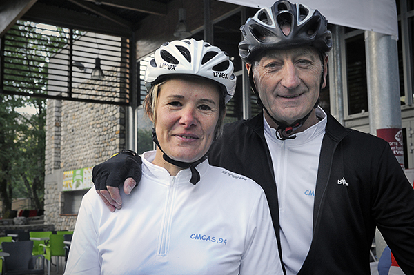 Sophie Lesueur (en blanc au départ), roule avec son mari Patrick sur le petit parcours, CMCAS Val de Marne©J.Marando/ccas