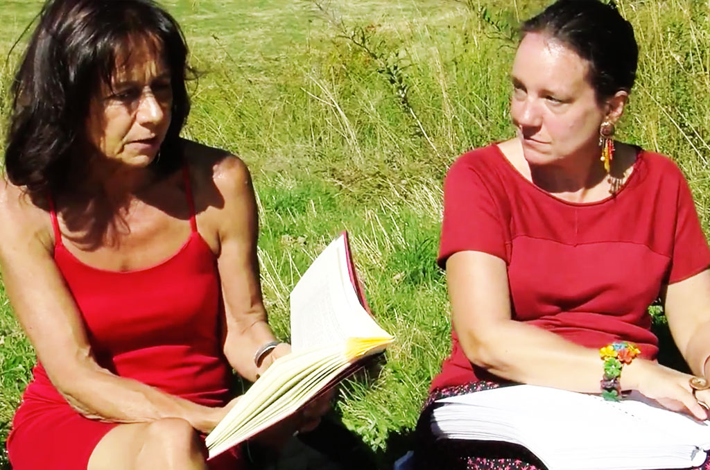 Claudine Hunault et Nathalie Milon lisent sur l’herbe