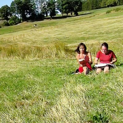 Claudine Hunault et Nathalie Milon lisent sur l’herbe