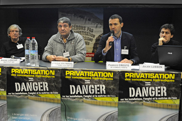 Conférence de Presse contre la privatisation des barrages hydroélectriques, le 3 décembre 2015. De g.à d. : © J. Marando/CCAS