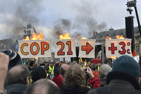 Banderole COP21 en feu, Paris, 12 décembre 2015 © D. Delaine 