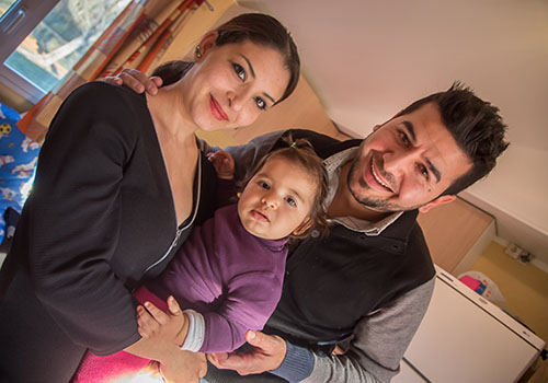 Famille de réfugiés albanais dans un bungalow CCAS © Eric Raze/CCAS