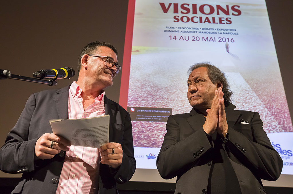 Ouverture du festival par Michel Lebouc, en présence de Toni Gatlif (à droite), parrain de Visions sociales 2016. © Eric RAZ/CCAS