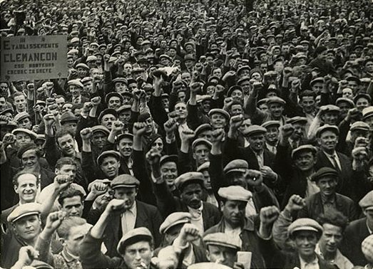 Front Populaire : Un rassemblement en milieu rural. Les manifestants lèvent le poing et portent des banderoles © Droits réservés - Mémoires d'Humanité / Archives départementales de la Seine-Saint-Denis