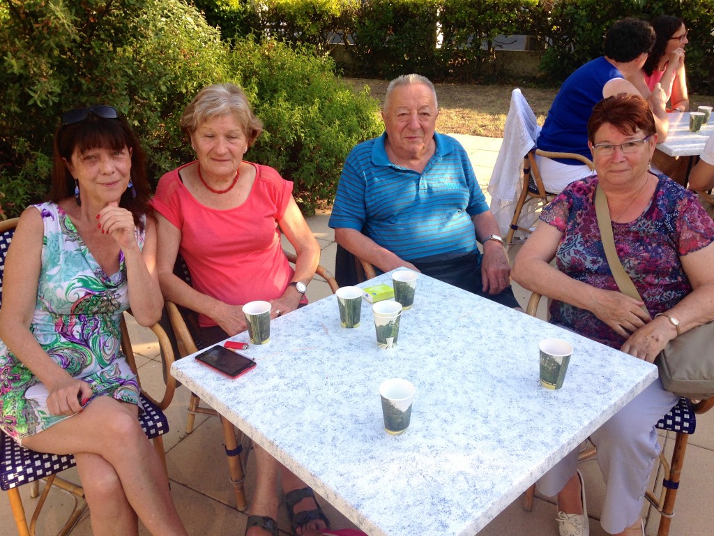 Serge et Odette (à d.) partagent leurs souvenirs avec leurs deux nouvelles amies, Brigitte et Mauricette (à g.) : "On part en vacances dans les centres CCAS depuis 1967 !" expliquent les retraités.