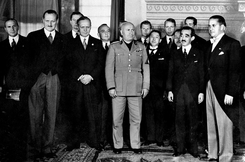 En 1936, l'Allemagne anticommuniste et le Japon, ennemis d'hier, signent le pacte anti-Komintern, dirigé contre l'URSS, alors amie du Front populaire.