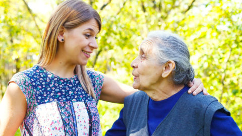 Alzheimer : mieux aider les aidants en activité professionnelle | Journal des Activités Sociales de l'énergie | shutterstock alzheimer