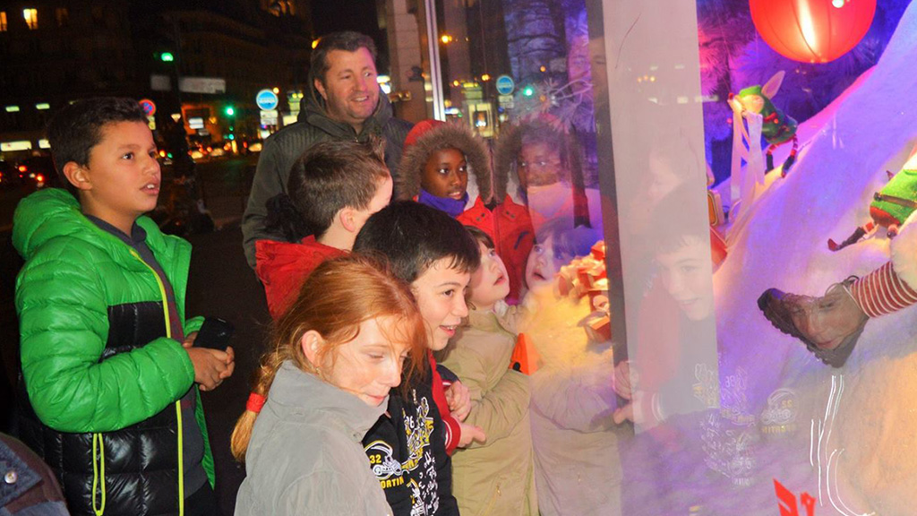 Les enfants devant les vitrines de Noël pendant le séjour à Paris organisé par la CMCAS de Mulhouse. ©DR/CCAS