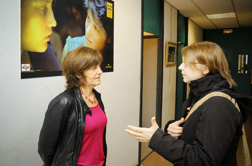 Sylvie Lebail (à gauche) en discussion avec une représentante de l’association Ancav-TT, partenaire du tourisme social mandats de 1992 à 2002 ». Puis, en de la CCAS. ©J.Marando/CCAS