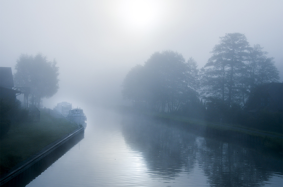 [En images] Sur le canal, de la Marne au Rhin | 22573 Penichettes a quai au petit matin dans la brume | Journal des Activités Sociales de l'énergie