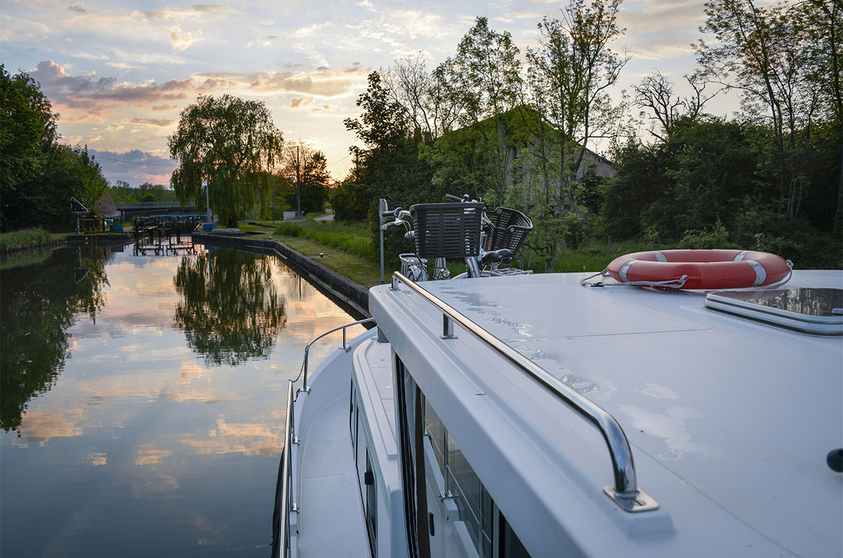 [En images] Sur le canal, de la Marne au Rhin | Journal des Activités Sociales de l'énergie | 22700 Coucher de soleil sur leau