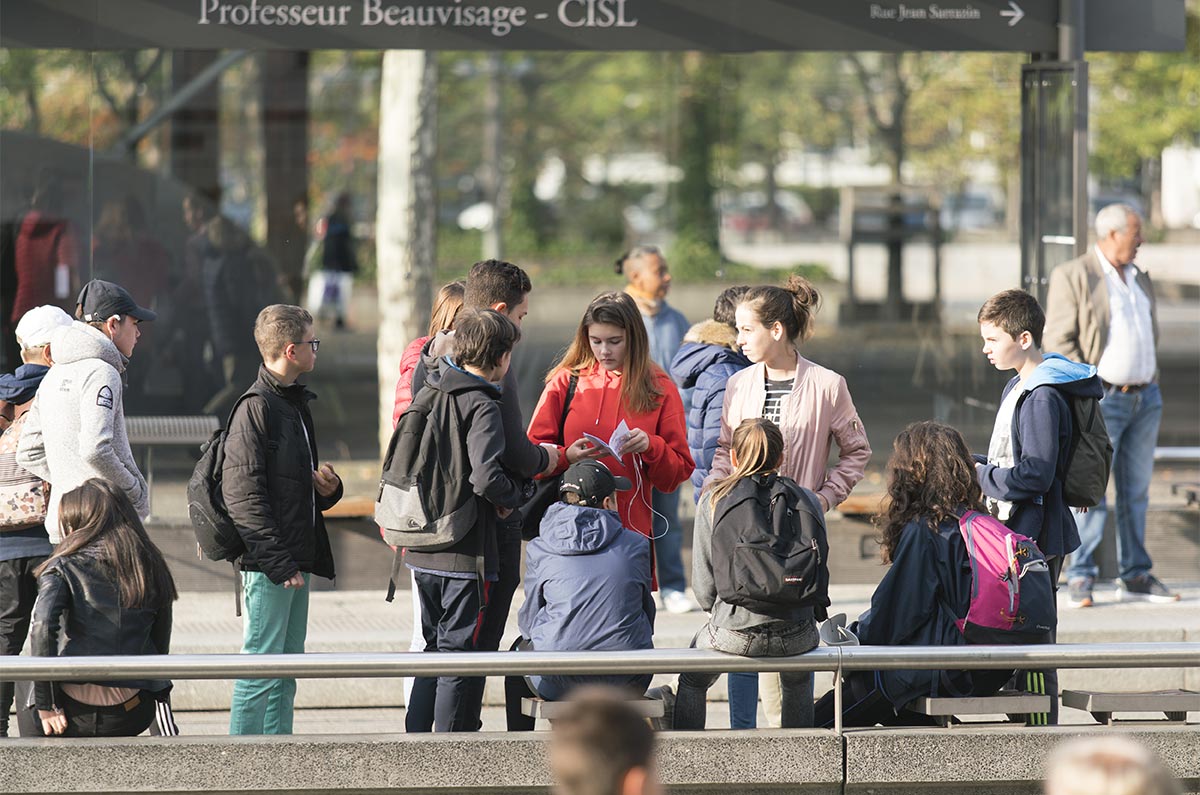 [En images] Jolies colos d’automne | Journal des Activités Sociales de l'énergie | 37376 CCAS. colo 12 14 ans a Lyon capitale regionale attente du tram