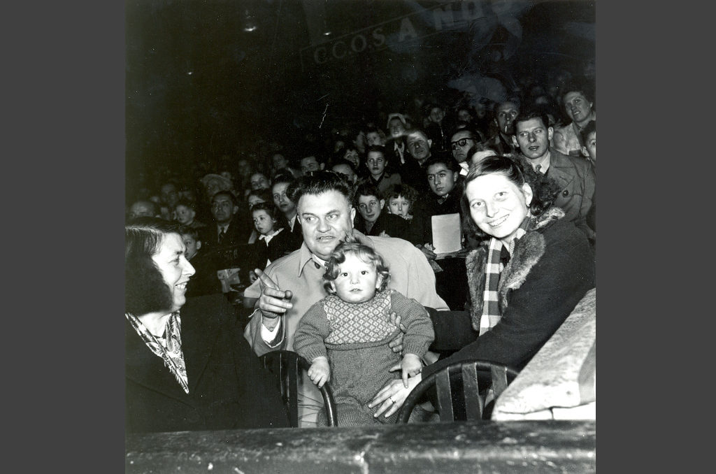 Marcel Paul lors d'un Arbre de Noël en 1949, archives CCAS