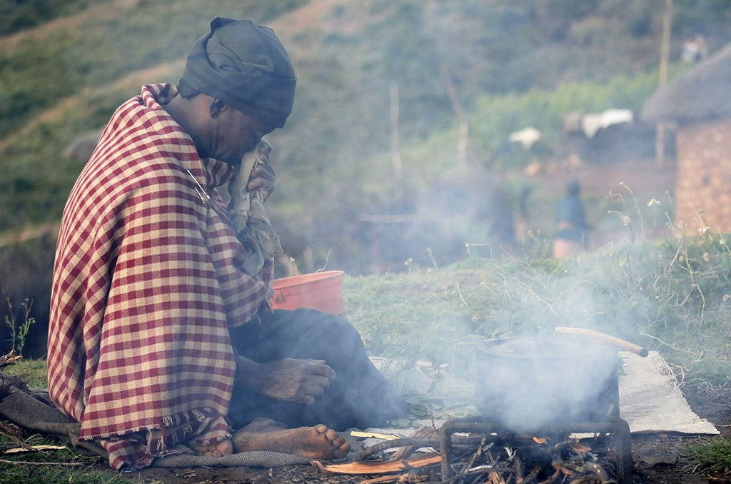 En Afrique, l’électrification reste une idée neuve | Journal des Activités Sociales de l'énergie | Poor woman in Lesotho ©BartCo Getty Images