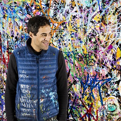 L'art urbain, c'est d'la bombe ! | 53015 L’artiste new yorkais JonOne devant l’une de ses oeuvres | Journal des Activités Sociales de l'énergie