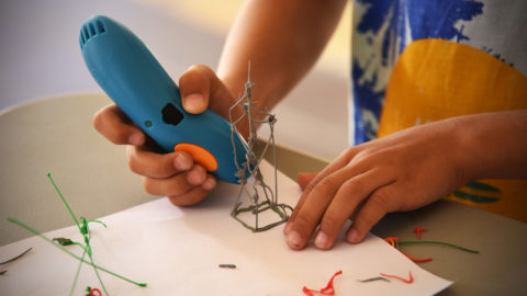 Imprimante, scanner et stylo 3D, atelier robotique... Tout le monde peut devenir un "maker" et fabriquer des objets.