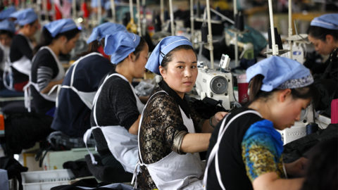 Bernard Thibault : "La moitié des travailleurs dans le monde n’a aucun droit social" | 56851 Female labors work cloth factory Huaibei | Journal des Activités Sociales de l'énergie