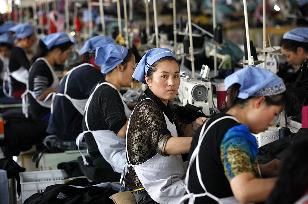 Des ouvrières au travail dans une usine textile qui exporte en Europe, à Huaibei, à l’est de la Chine. ©Frame China/Shutterstock
