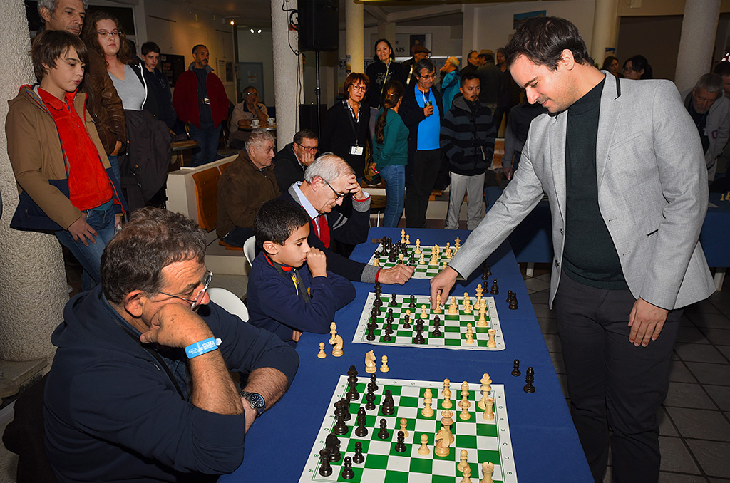 Romain Édouard, Grand maître international, s’est opposé à une douzaine de joueurs d’échecs en même temps.