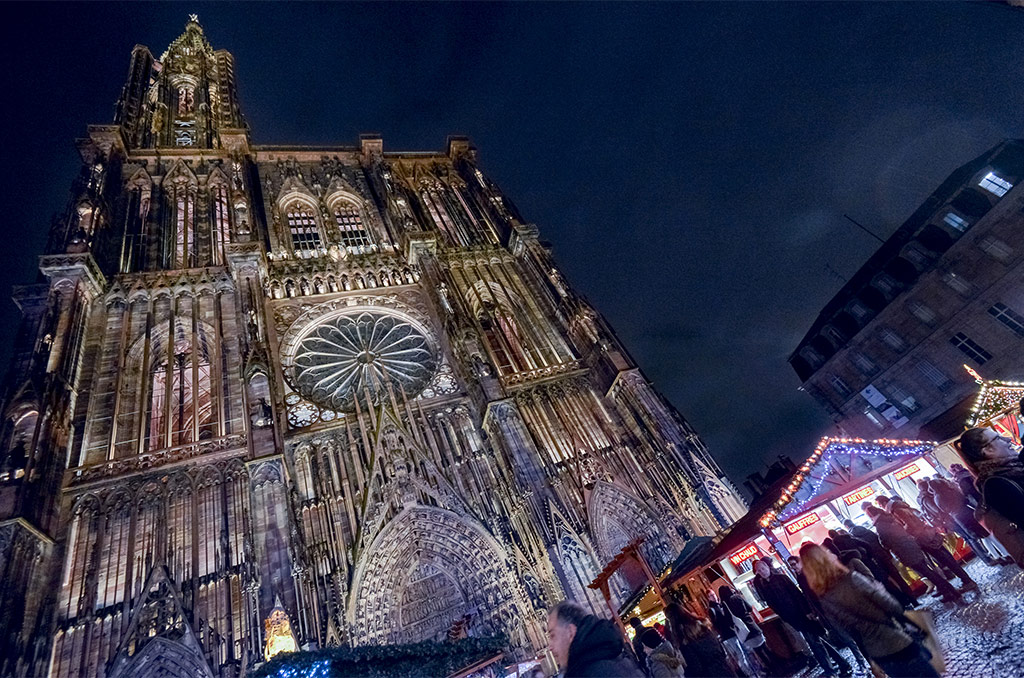 Et si vous passiez Noël à Strasbourg ? | 41831 Rue de Strasbourg decorees pour Noel. Cathedrale | Journal des Activités Sociales de l'énergie