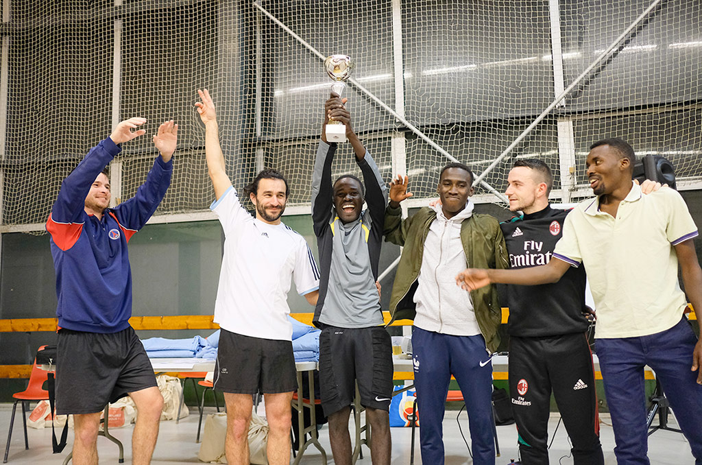 Un week-end solidaire avec les migrants de Saint-Brevin | Journal des Activités Sociales de l'énergie | 65206 Futsal Migrants Agents a Nantes
