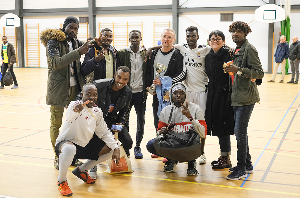 Un week-end solidaire avec les migrants de Saint-Brevin | Journal des Activités Sociales de l'énergie | 65219 Futsal Migrants Agents a Nantes