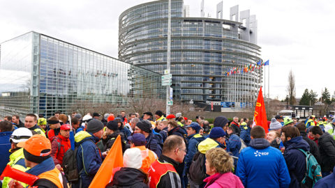 Politique énergétique européenne : chronologie d'une libéralisation à marche forcée | Journal des Activités Sociales de l'énergie | 45998 Rassemblement des hydrauliciens devant le Parlement europeen a Strasbourg