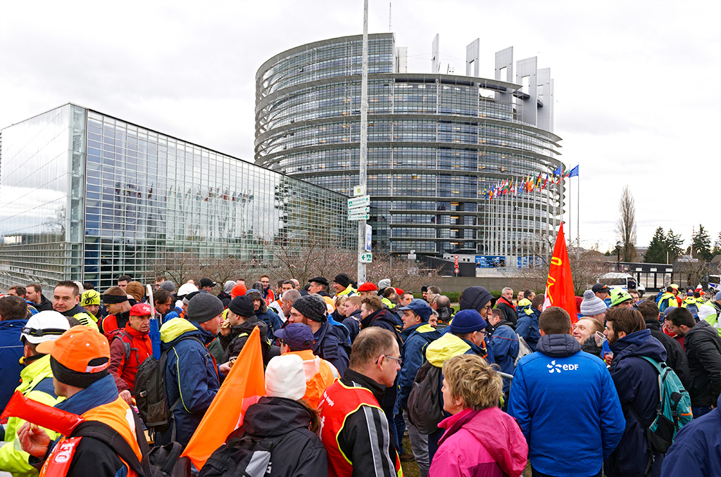 Politique énergétique européenne : chronologie d'une libéralisation à marche forcée | Journal des Activités Sociales de l'énergie | 45998 Rassemblement des hydrauliciens devant le Parlement europeen a Strasbourg