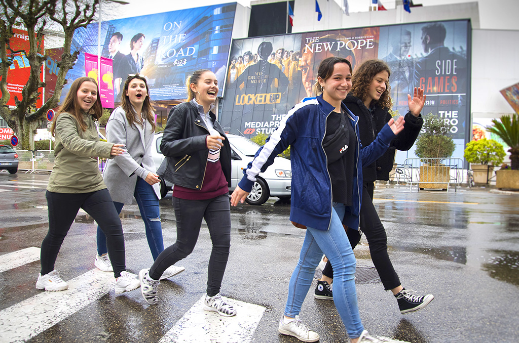 Des ados à l’assaut de Canneseries | 71205 WE adolescents 1517 ans de la CMCAS Marseille au Festival International CANNESERIES | Journal des Activités Sociales de l'énergie