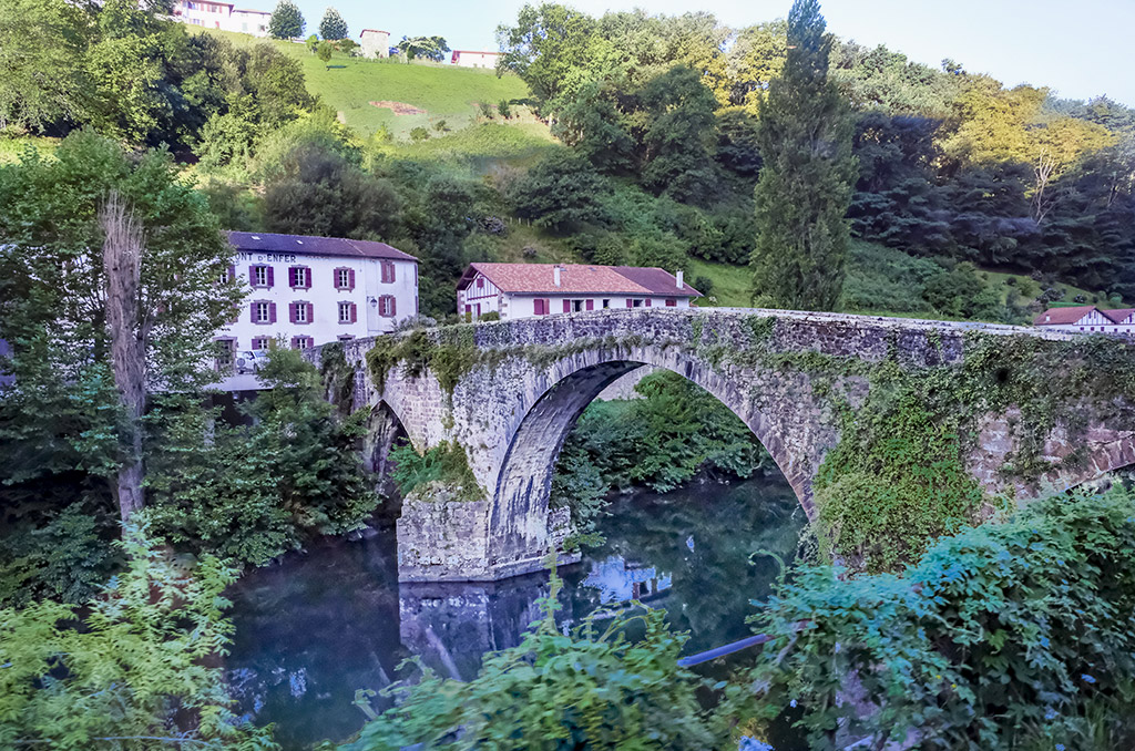 Pays basque : une virée le long de la ligne 54 | 80330 Vue du train Le pont Noblia sur la Nive a Bidarray | Journal des Activités Sociales de l'énergie