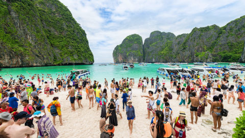 Bernard Duterme : "Le tourisme international traduit un rapport social de domination" | Journal des Activités Sociales de l'énergie | 84483 Touristes sur une plage en Thailande