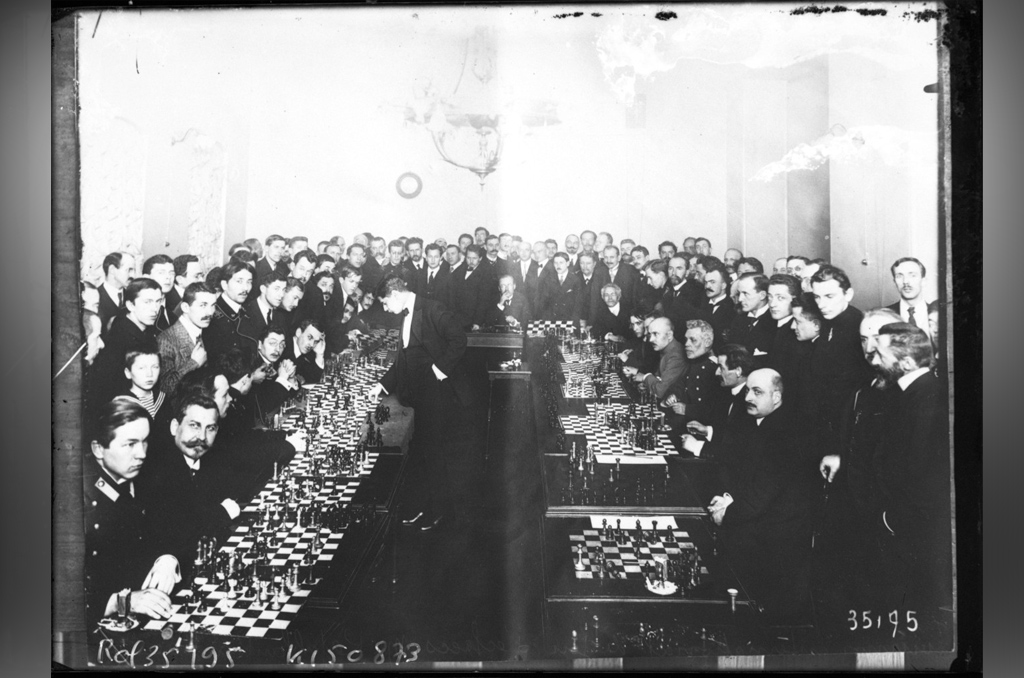 Les échecs, un jeu ancestral en perpétuelle évolution | 111477 Tournoi international de jeu dechecs Mr Capablanca joue 30 parties a la fois 1913 | Journal des Activités Sociales de l'énergie