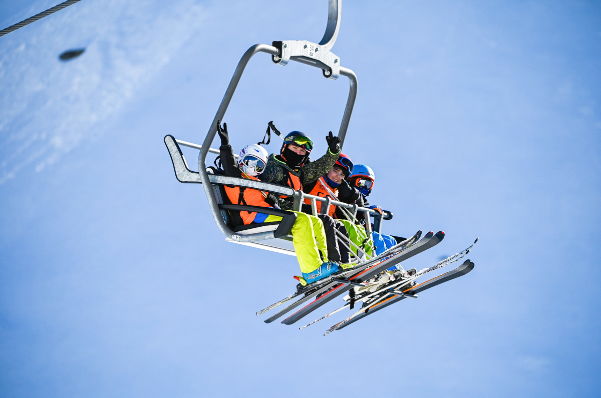 [En images] Un jour, une colo dans les Pyrénées | 114682 Colo 12 14 ski la Mongie | Journal des Activités Sociales de l'énergie
