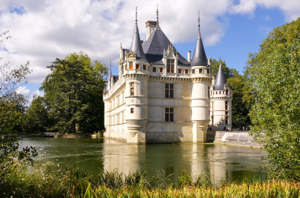 Châteaux de la Loire : au cœur de l’histoire de France | 110060 Le carnet de Voyage Le Val de Loire Le chateau dAzay le Rideau | Journal des Activités Sociales de l'énergie