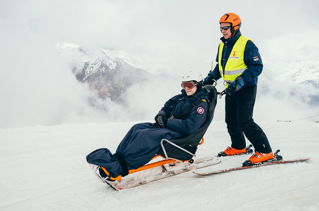 Chaque hiver, Laurent Couget, bénéficiaire de la CMCAS Gironde et pilote de fauteuil handiski bénévole,  emmène des personnes en situation de handicap faire du ski dans les Pyrénées.