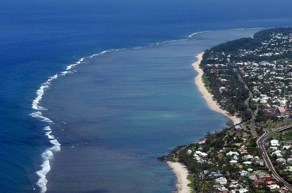 L’âme de La Réunion | 117417 JAS 407 carnet de voyage. Paysage de la Reunion vue aerienne de la cote | Journal des Activités Sociales de l'énergie