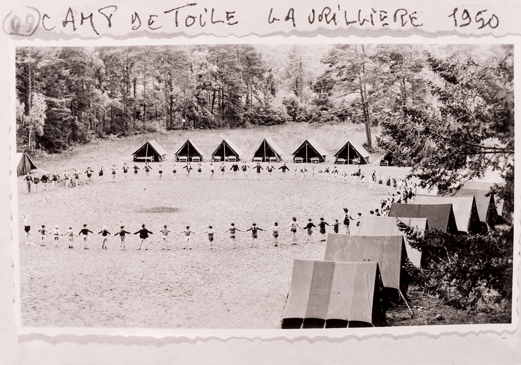 1950. Les enfants s’entraînent à reproduire les exercices proposés dans le journal des moniteurs spécialement édité par le CCOS. ©Archives CCAS