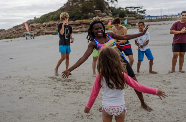 Trébeurden : danse africaine et partage culturel au menu des vacances | 123678 Residence dartistes Trebeurden ete 2022 plage | Journal des Activités Sociales de l'énergie
