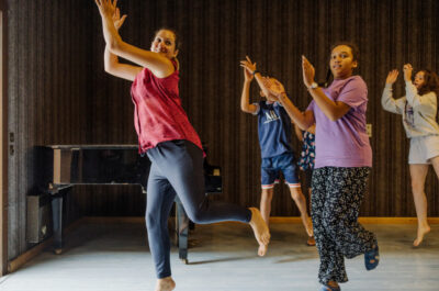 Claire Renaudin, Maine-et-Loire. Ateliers de danse au village vacances de Trébeurden, août 2022, dans le cadre de la résidence culturelle des danseurs Vesna Mbelani et Karim Sylla, soutenus par l'Atelier des artistes en exil.