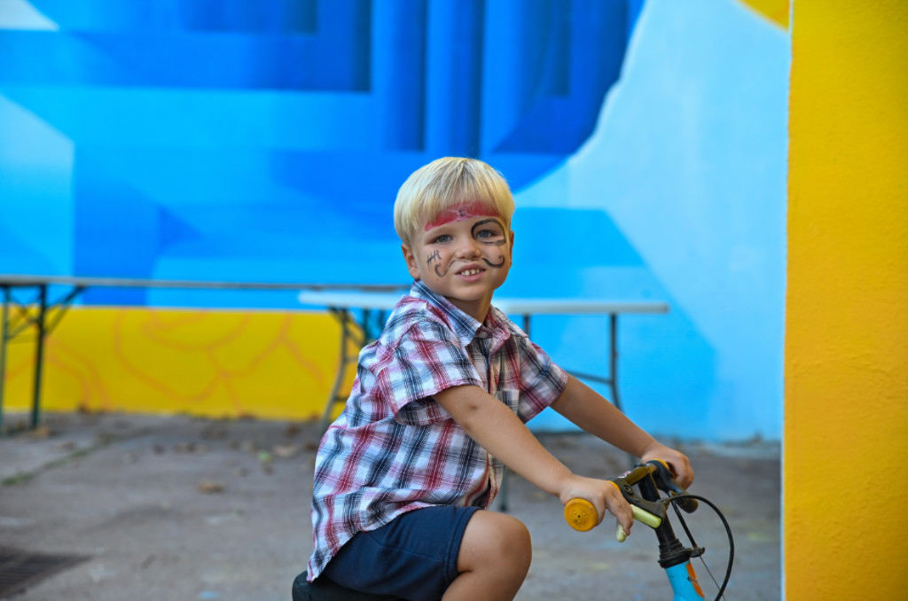 Enfant à vélo. Journée de solidarité avec les réfugiés ukrainiens accueillis à Tourves (Var), le 19 août 2022. 