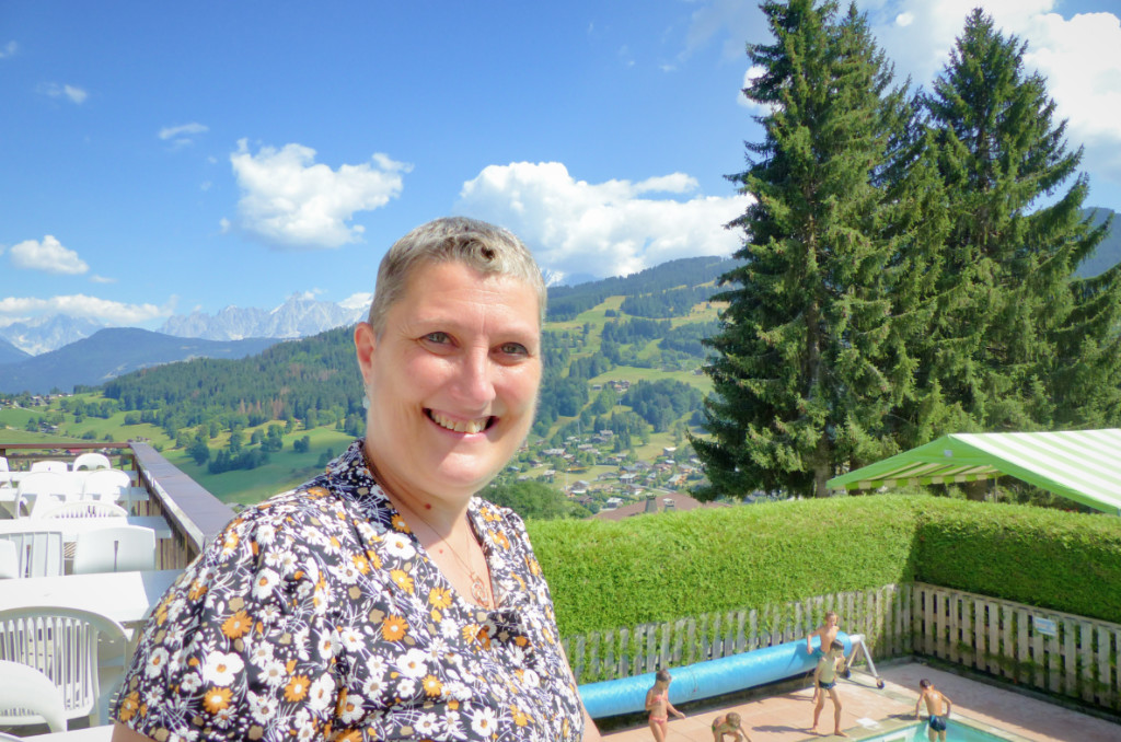 En août 2022, les jeunes de la colo 6-8 ans régionale de Megève ont lu et bruité le livre La bande à Julio (éditions Kennes). Chrystel Chrystel Groslambert, professeure de musique au collège et musicothérapeute, directrice du séjour.