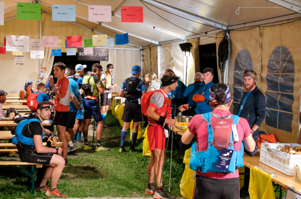 Ultra-trail du Mont-Blanc 2019, accueil des coureurs par les bénévoles de la CMCAS et de la CCAS à la colo des Chapieux.