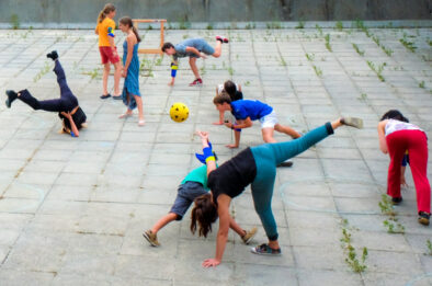 À Savines-le-Lac, "Les Nouveaux Stades" mêlent foot de rue et arts numériques | Journal des Activités Sociales de l'énergie | 124006 residence culturelle savines aout 2022