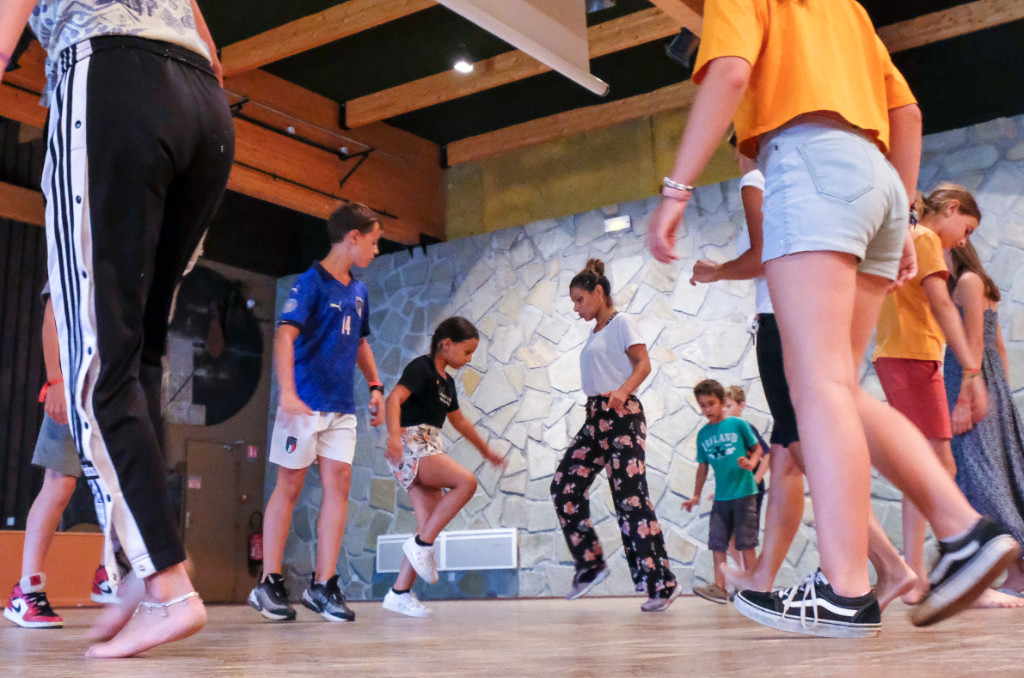 Atelier danse. Résidence artistique "Les Nouveaux Stades" (arts numériques, sport de rue et danse), proposé par le collectif Orbe à Savines-le-Lac du 14 au 21 août 2022.