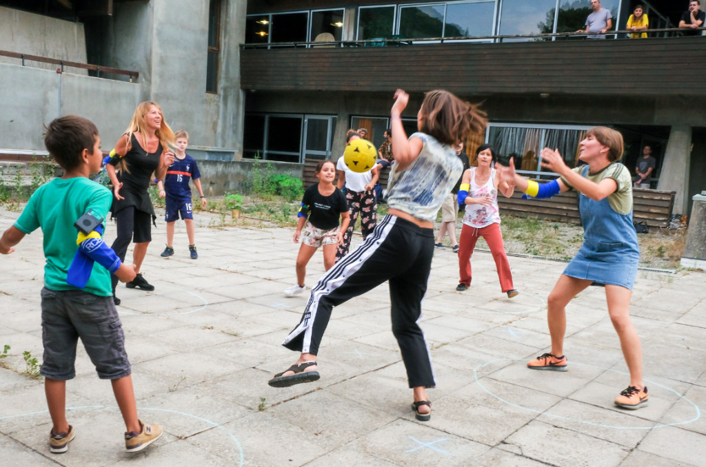 Foot de rue à Savines. Résidence artistique "Les Nouveaux Stades" (arts numériques, sport de rue et danse), proposé par le collectif Orbe à Savines-le-Lac du 14 au 21 août 2022.
